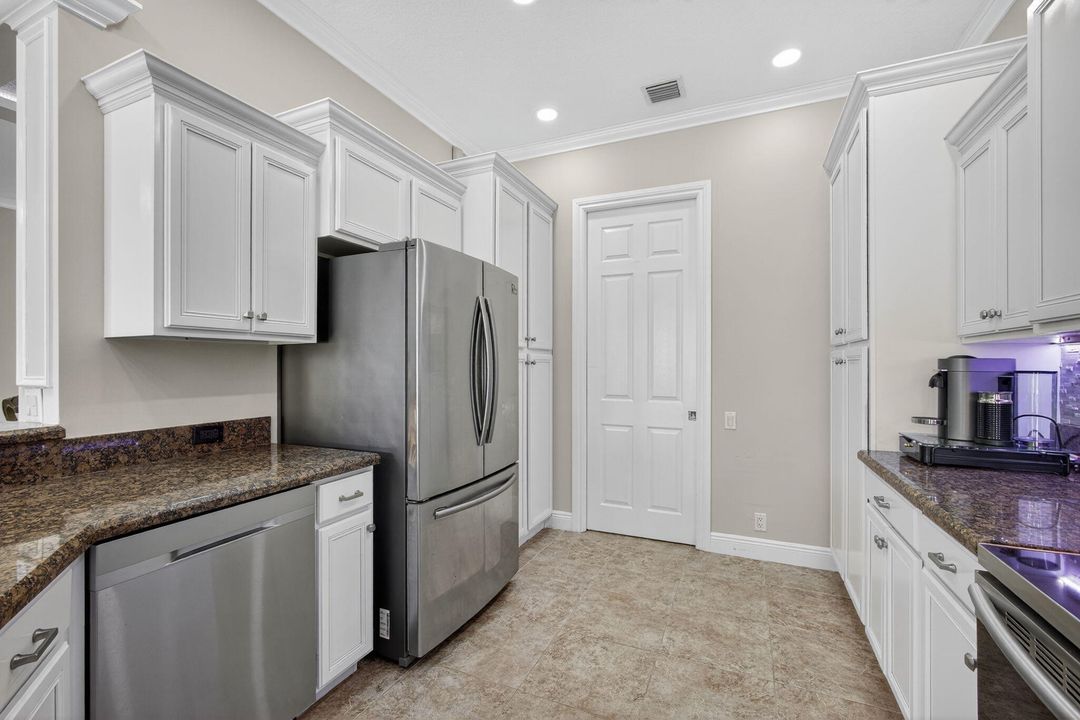 For Sale: $515,000 (2 beds, 2 baths, 2085 Square Feet)