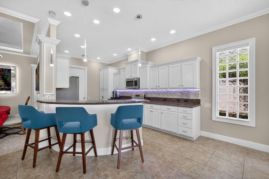 For Sale: $515,000 (2 beds, 2 baths, 2085 Square Feet)