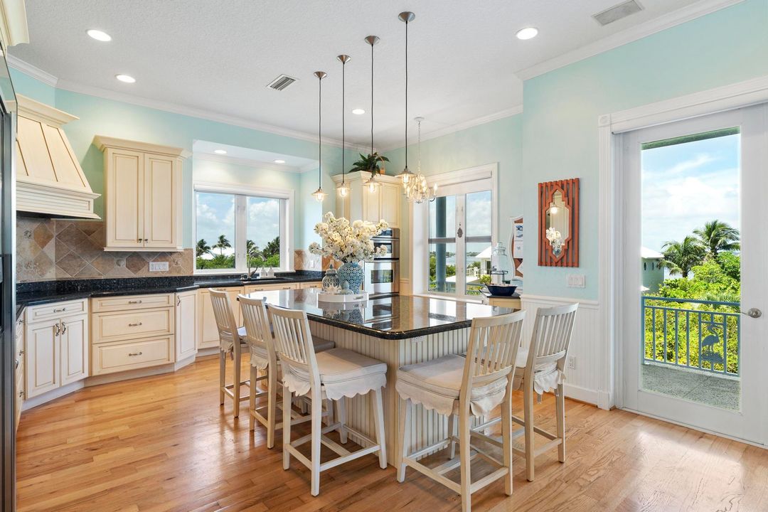 На продажу: $3,700,000 (4 спален, 3 ванн, 3652 Квадратных фут)