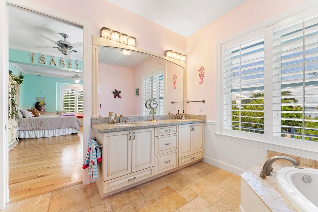 На продажу: $3,700,000 (4 спален, 3 ванн, 3652 Квадратных фут)