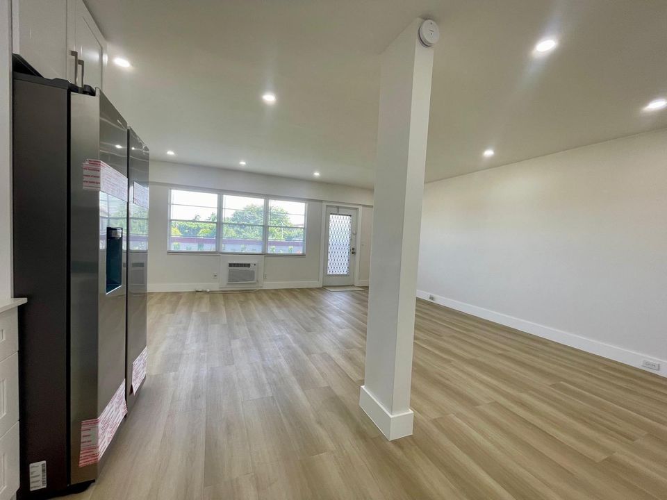 待售: $99,000 (1 贝兹, 1 浴室, 715 平方英尺)