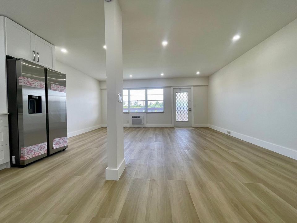 待售: $99,000 (1 贝兹, 1 浴室, 715 平方英尺)