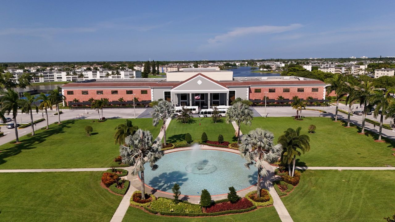 待售: $99,000 (1 贝兹, 1 浴室, 715 平方英尺)