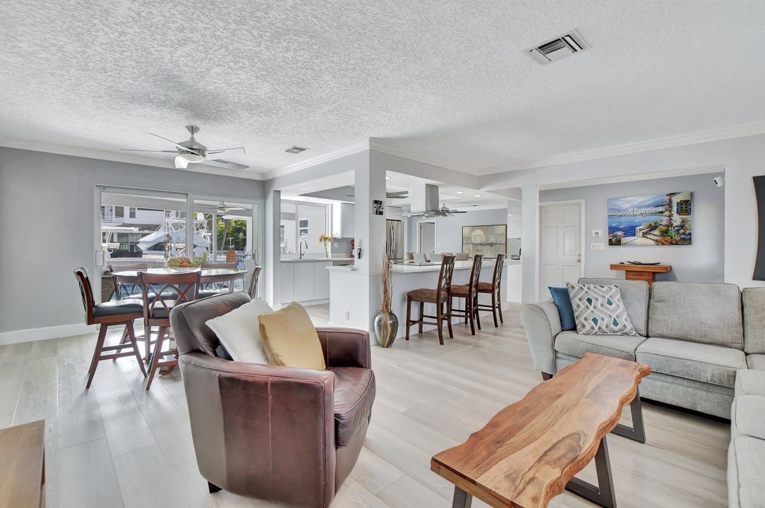 合同活跃: $2,245,000 (4 贝兹, 3 浴室, 1908 平方英尺)