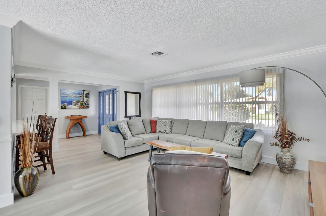 合同活跃: $2,245,000 (4 贝兹, 3 浴室, 1908 平方英尺)