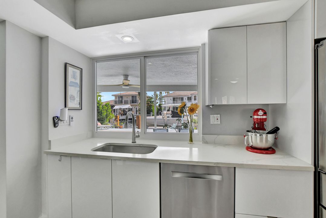 合同活跃: $2,245,000 (4 贝兹, 3 浴室, 1908 平方英尺)