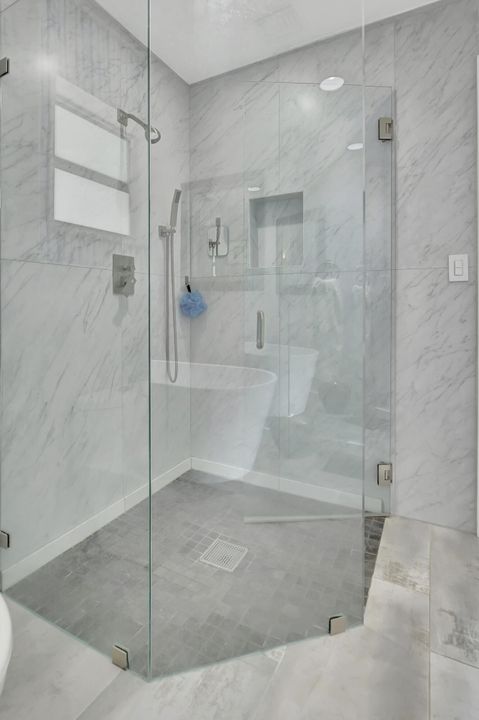 合同活跃: $2,245,000 (4 贝兹, 3 浴室, 1908 平方英尺)