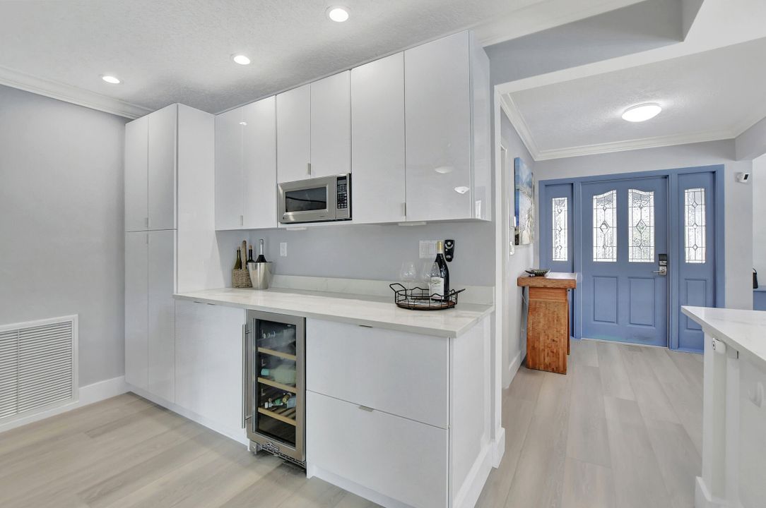 合同活跃: $2,245,000 (4 贝兹, 3 浴室, 1908 平方英尺)