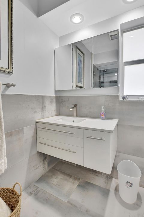 合同活跃: $2,245,000 (4 贝兹, 3 浴室, 1908 平方英尺)