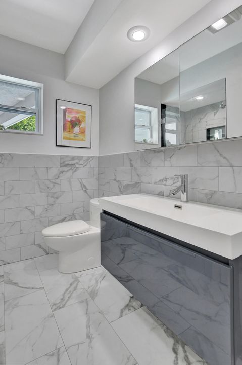 合同活跃: $2,245,000 (4 贝兹, 3 浴室, 1908 平方英尺)