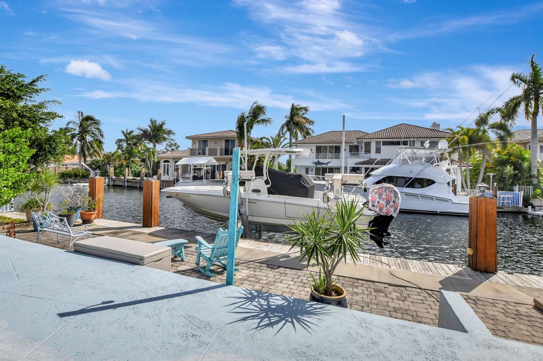 合同活跃: $2,245,000 (4 贝兹, 3 浴室, 1908 平方英尺)