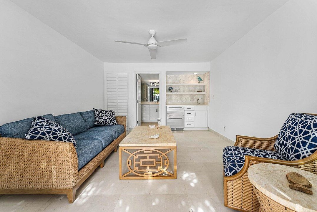 На продажу: $4,395,000 (2 спален, 2 ванн, 2244 Квадратных фут)