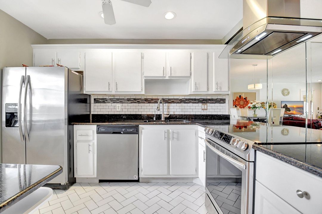 合同活跃: $1,875 (2 贝兹, 2 浴室, 939 平方英尺)