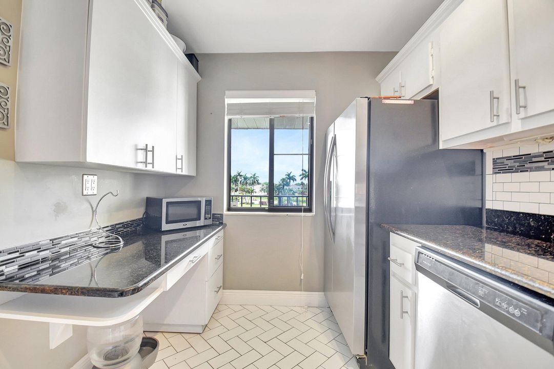 合同活跃: $1,875 (2 贝兹, 2 浴室, 939 平方英尺)