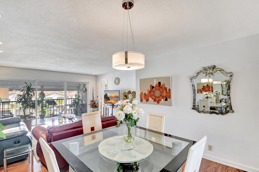 合同活跃: $1,875 (2 贝兹, 2 浴室, 939 平方英尺)