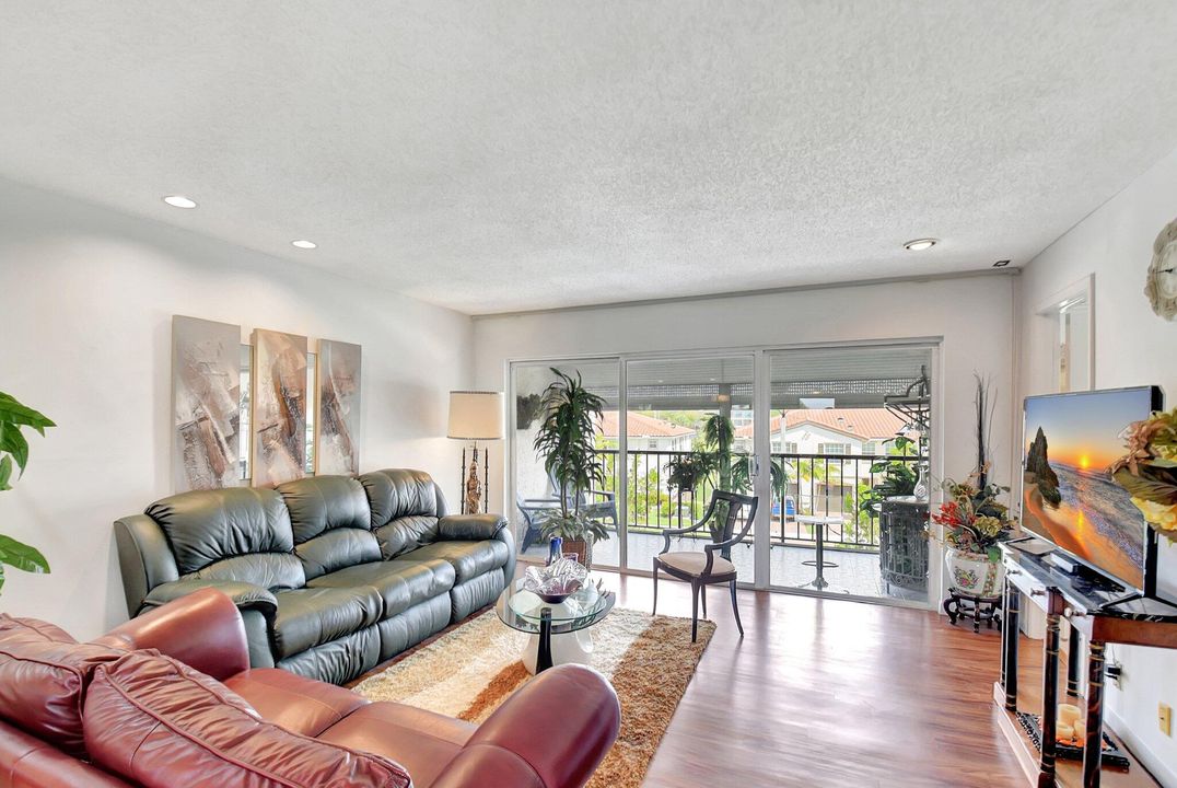 合同活跃: $1,875 (2 贝兹, 2 浴室, 939 平方英尺)