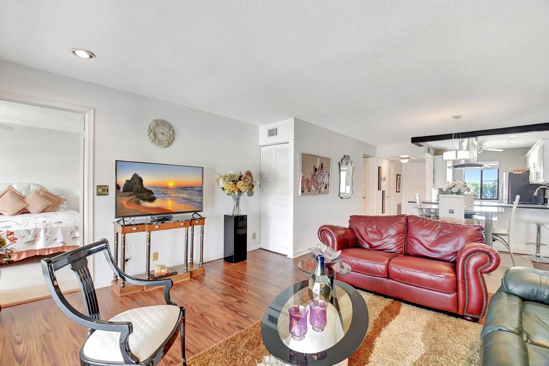 合同活跃: $1,875 (2 贝兹, 2 浴室, 939 平方英尺)