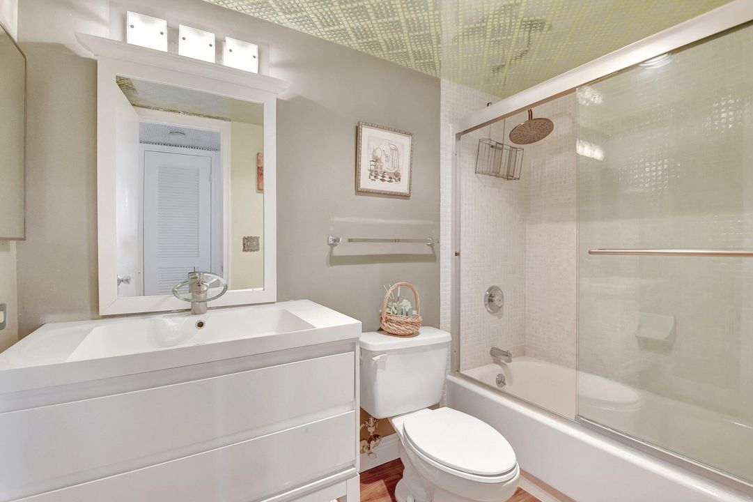 合同活跃: $1,875 (2 贝兹, 2 浴室, 939 平方英尺)