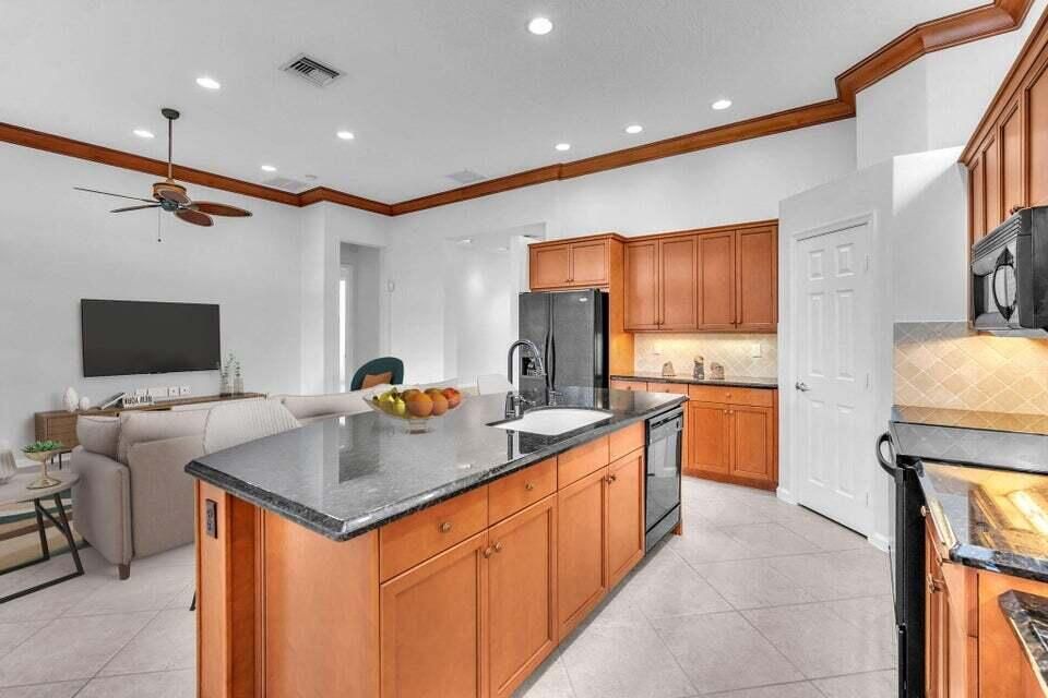 Под контрактом: $6,000 (2 спален, 2 ванн, 2364 Квадратных фут)