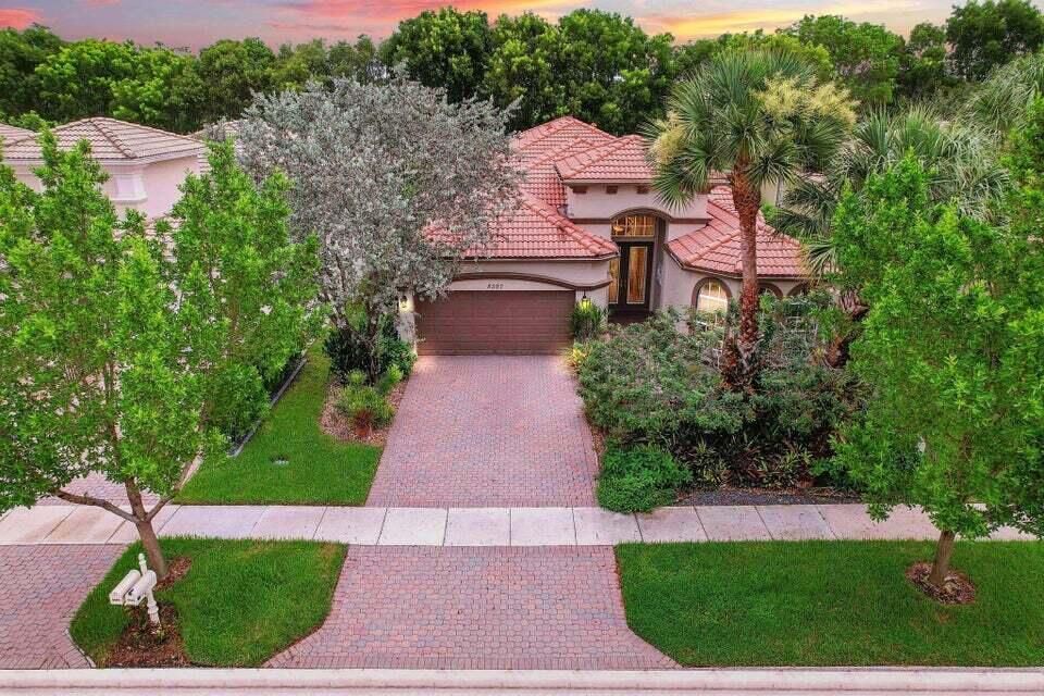 Под контрактом: $6,000 (2 спален, 2 ванн, 2364 Квадратных фут)