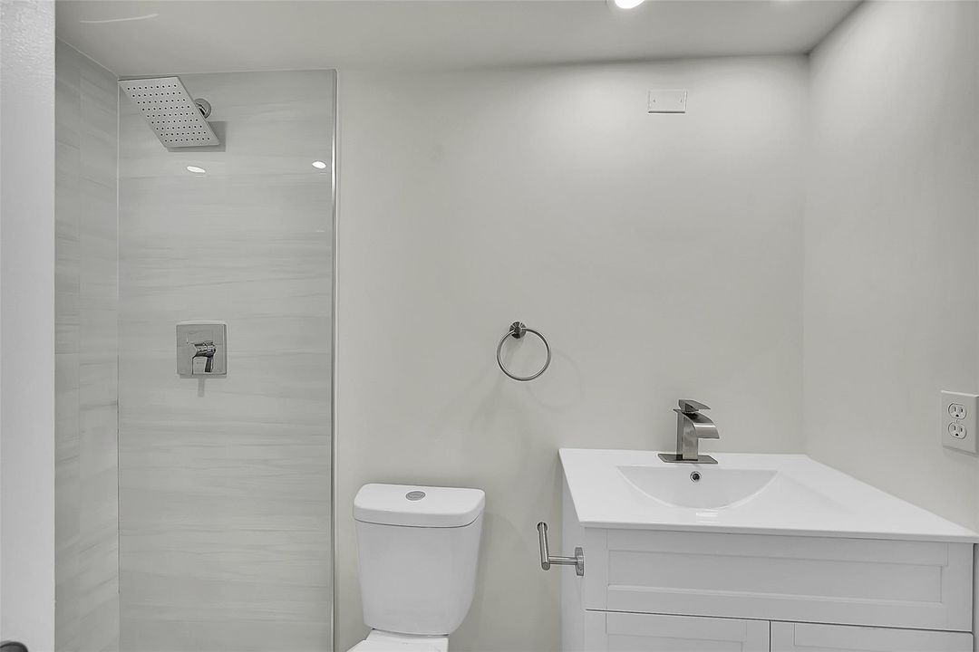 待售: $99,000 (1 贝兹, 1 浴室, 715 平方英尺)