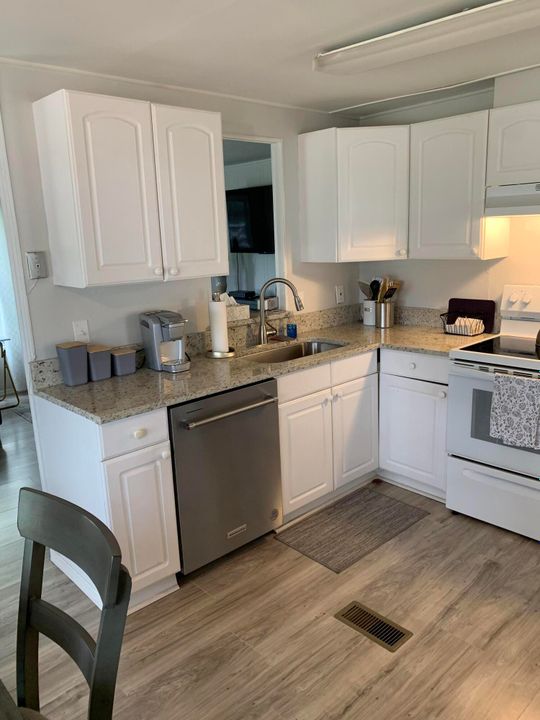 Под контрактом: $58,000 (2 спален, 2 ванн, 1060 Квадратных фут)