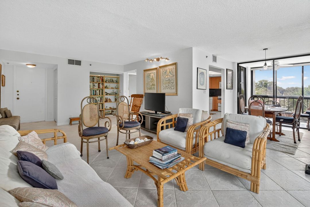 Под контрактом: $165,000 (2 спален, 2 ванн, 1255 Квадратных фут)