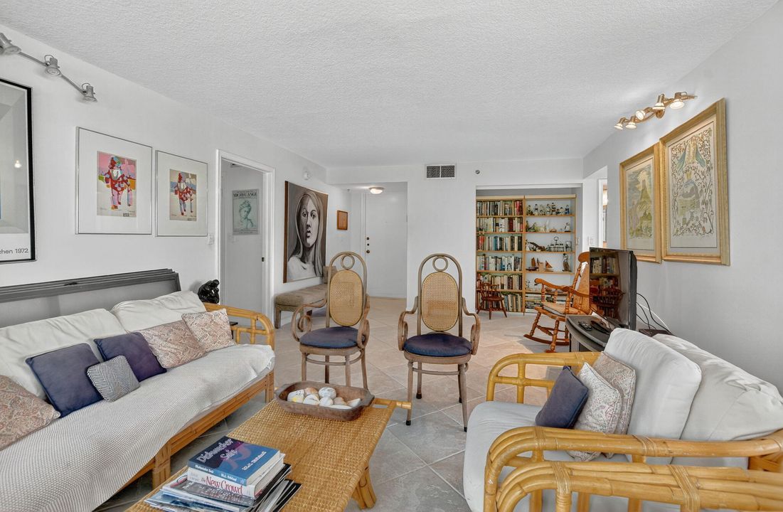 Под контрактом: $165,000 (2 спален, 2 ванн, 1255 Квадратных фут)