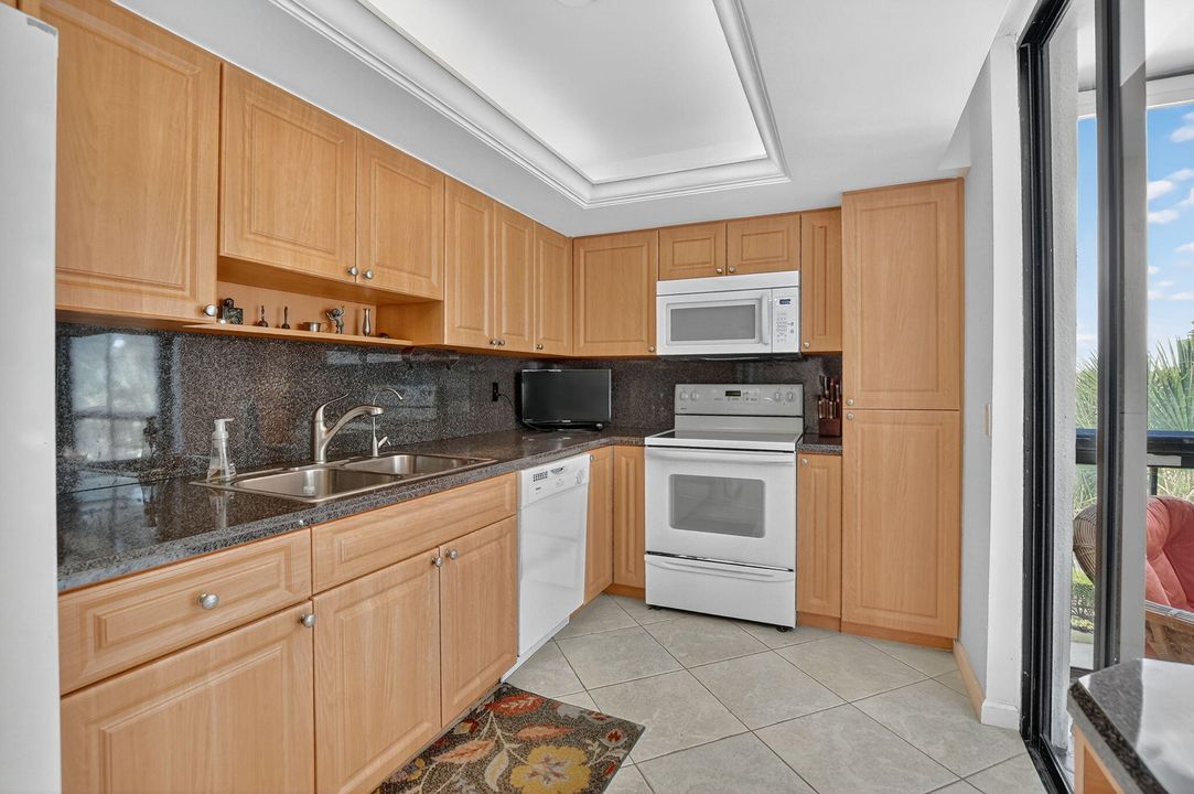 Под контрактом: $165,000 (2 спален, 2 ванн, 1255 Квадратных фут)