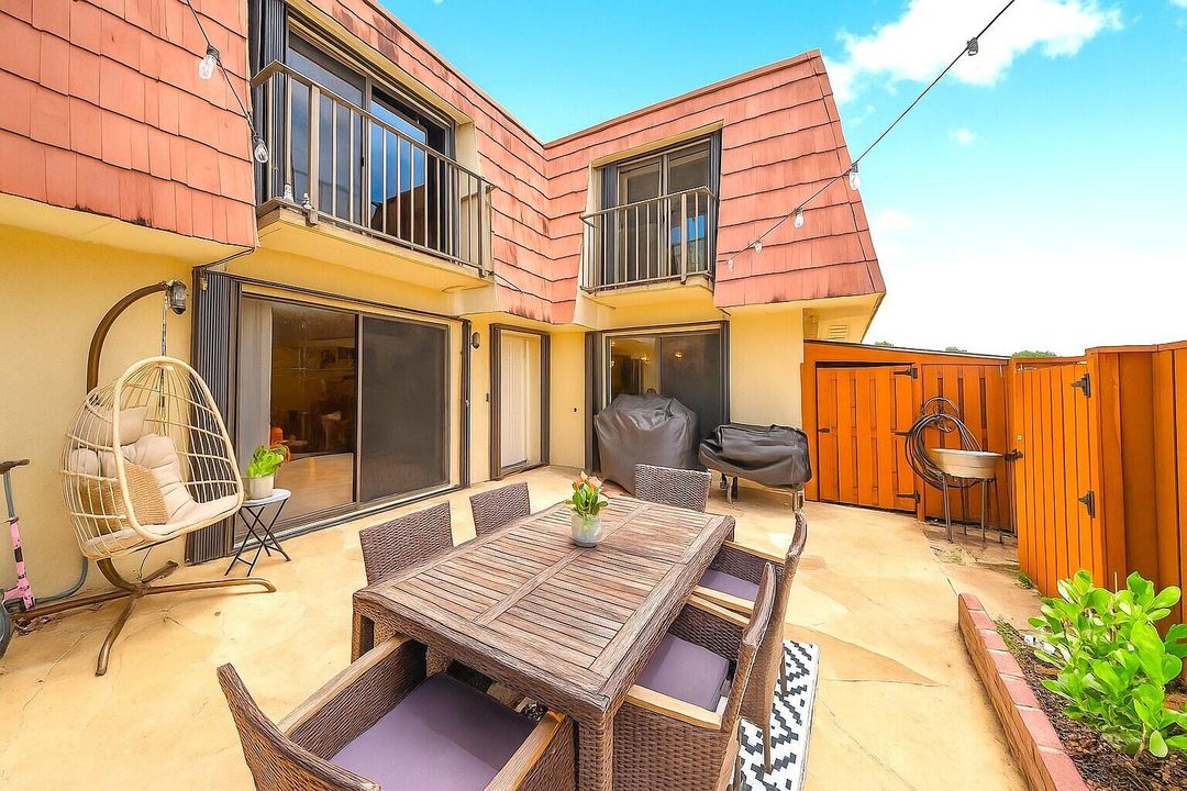 最近售出: $335,000 (2 贝兹, 2 浴室, 1264 平方英尺)