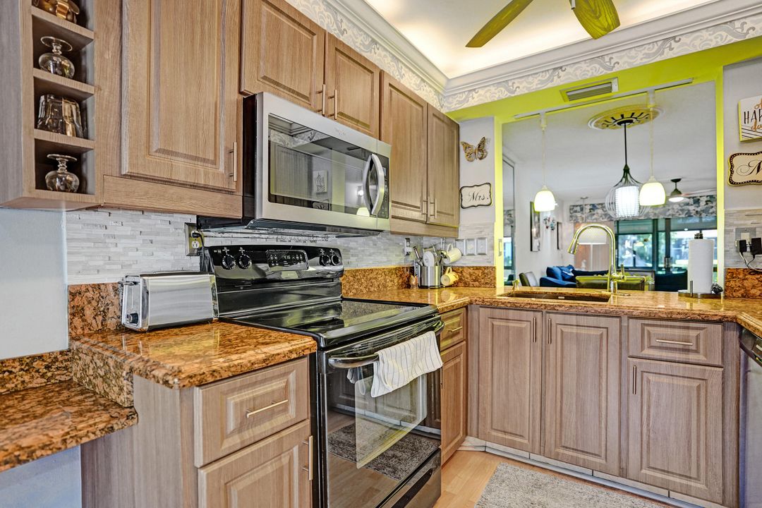 Active With Contract: $249,900 (2 beds, 2 baths, 1150 Square Feet)