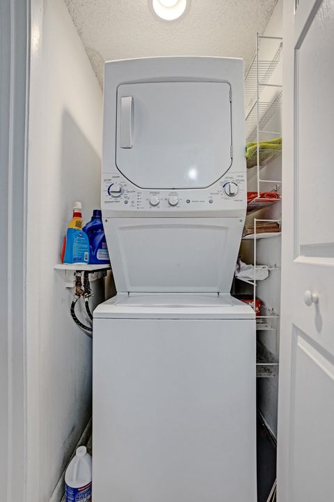 Active With Contract: $249,900 (2 beds, 2 baths, 1150 Square Feet)