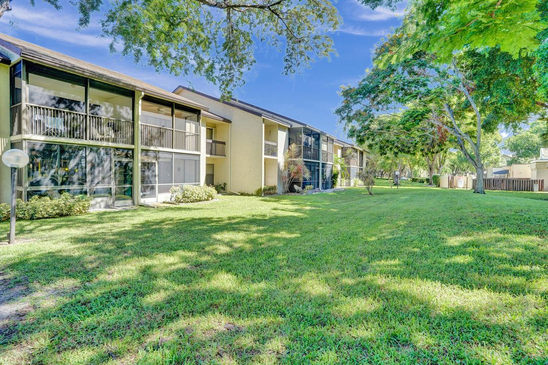 Active With Contract: $249,900 (2 beds, 2 baths, 1150 Square Feet)