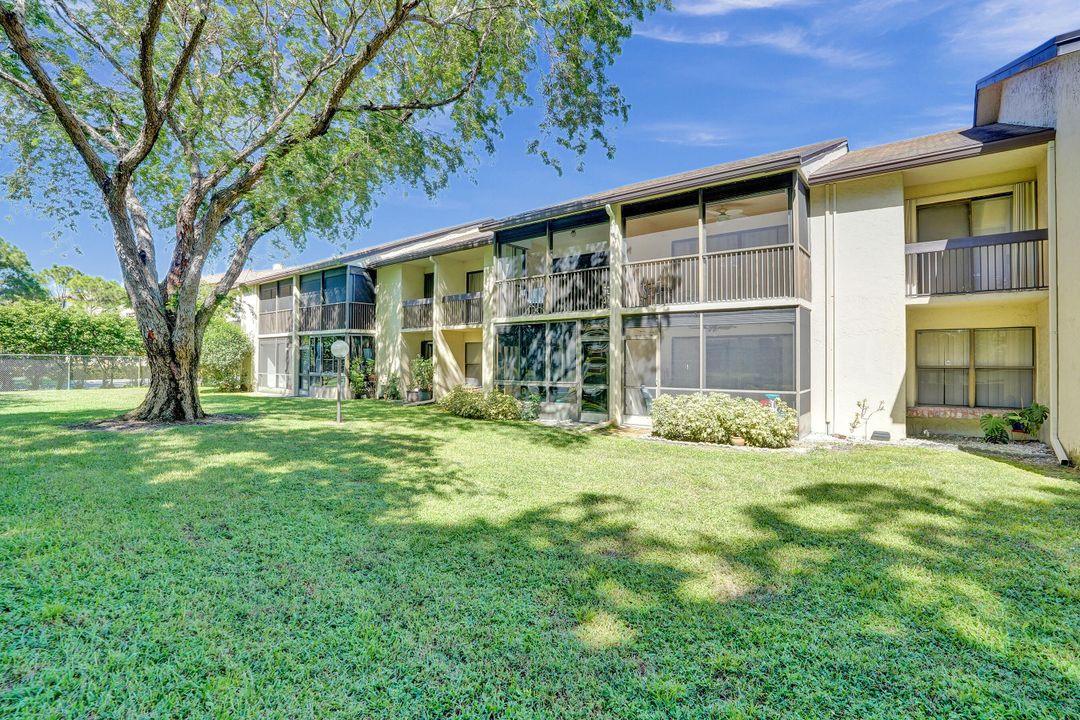 Active With Contract: $249,900 (2 beds, 2 baths, 1150 Square Feet)