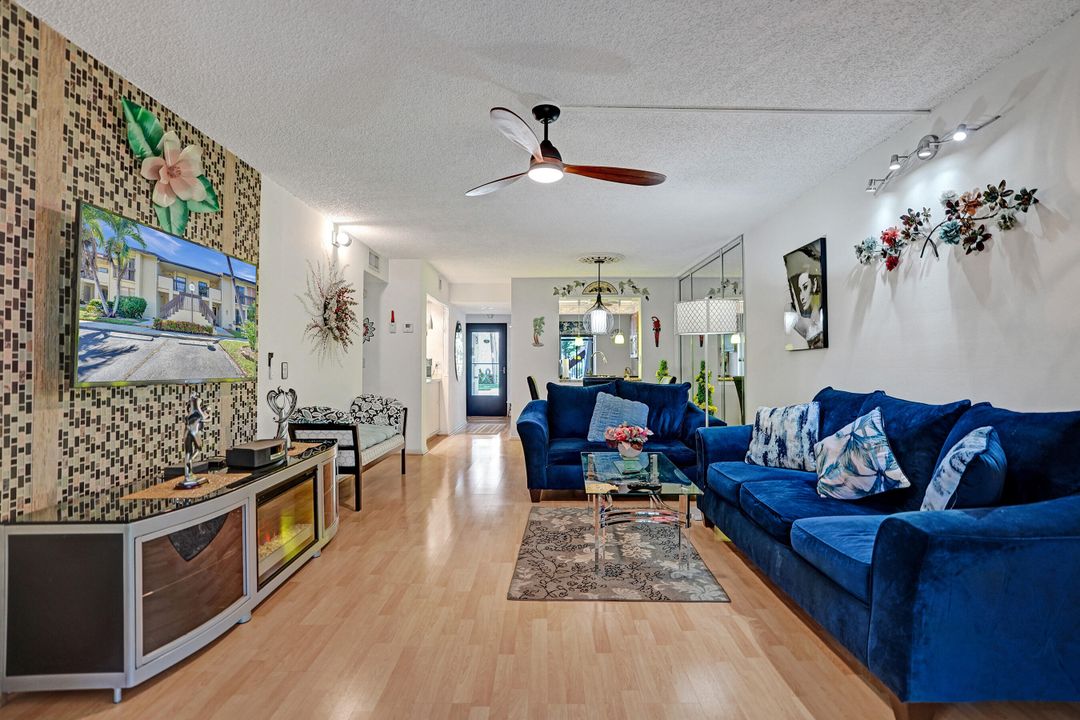 Active With Contract: $249,900 (2 beds, 2 baths, 1150 Square Feet)