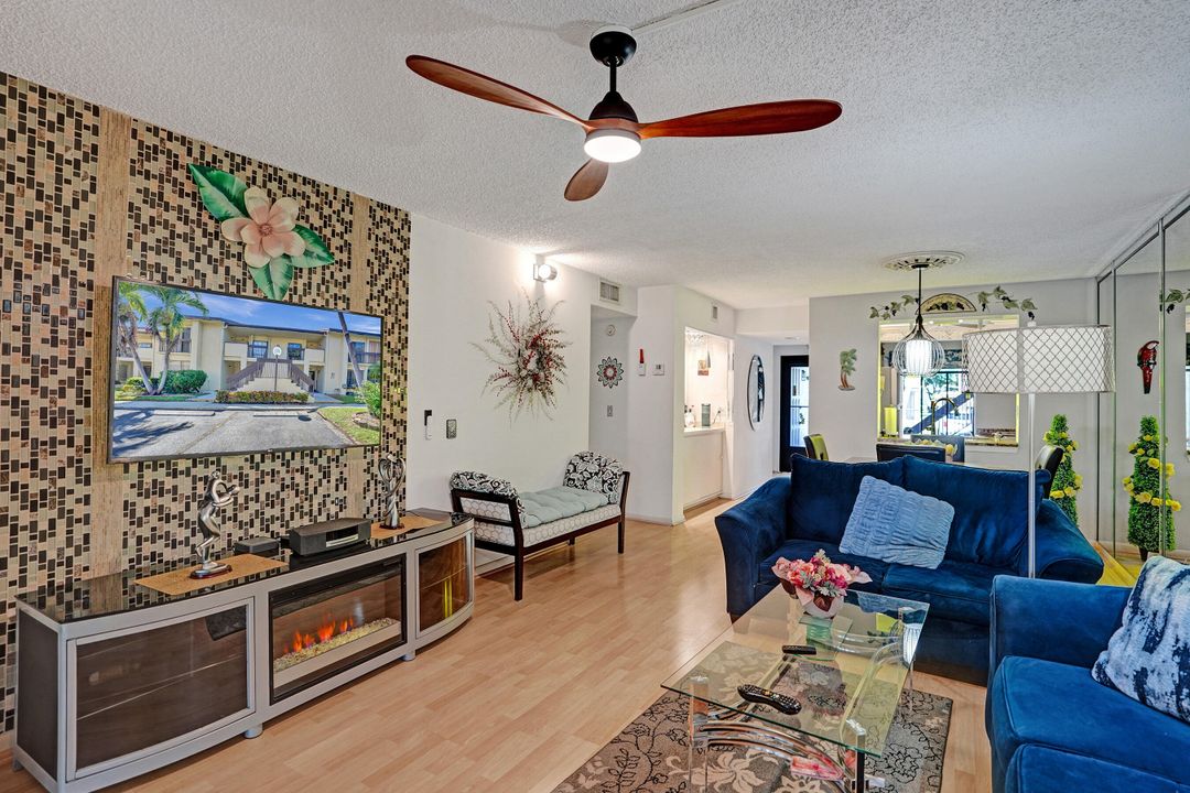 Active With Contract: $249,900 (2 beds, 2 baths, 1150 Square Feet)