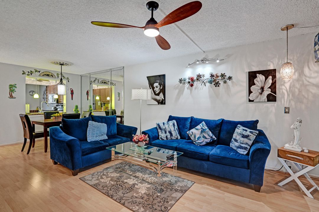 Active With Contract: $249,900 (2 beds, 2 baths, 1150 Square Feet)