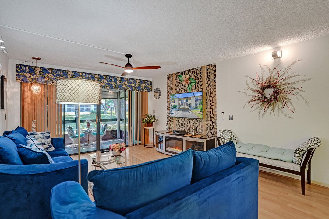 Active With Contract: $249,900 (2 beds, 2 baths, 1150 Square Feet)