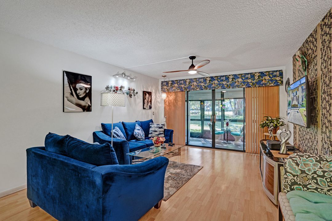 Active With Contract: $249,900 (2 beds, 2 baths, 1150 Square Feet)