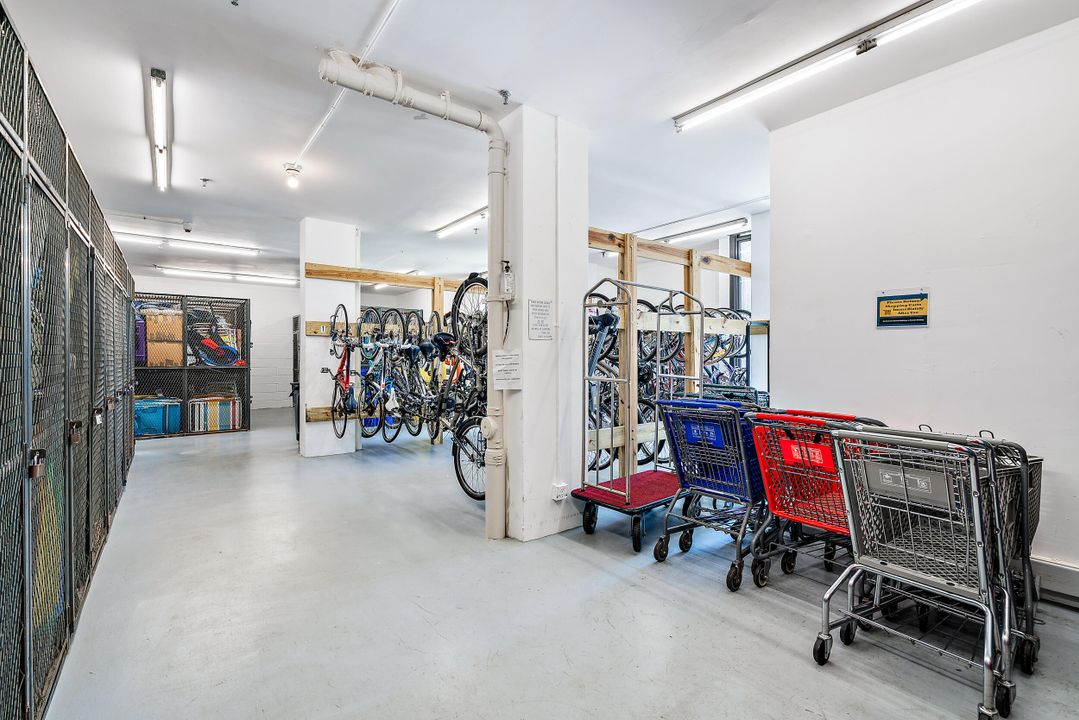 合同活跃: $9,000 (2 贝兹, 2 浴室, 1558 平方英尺)