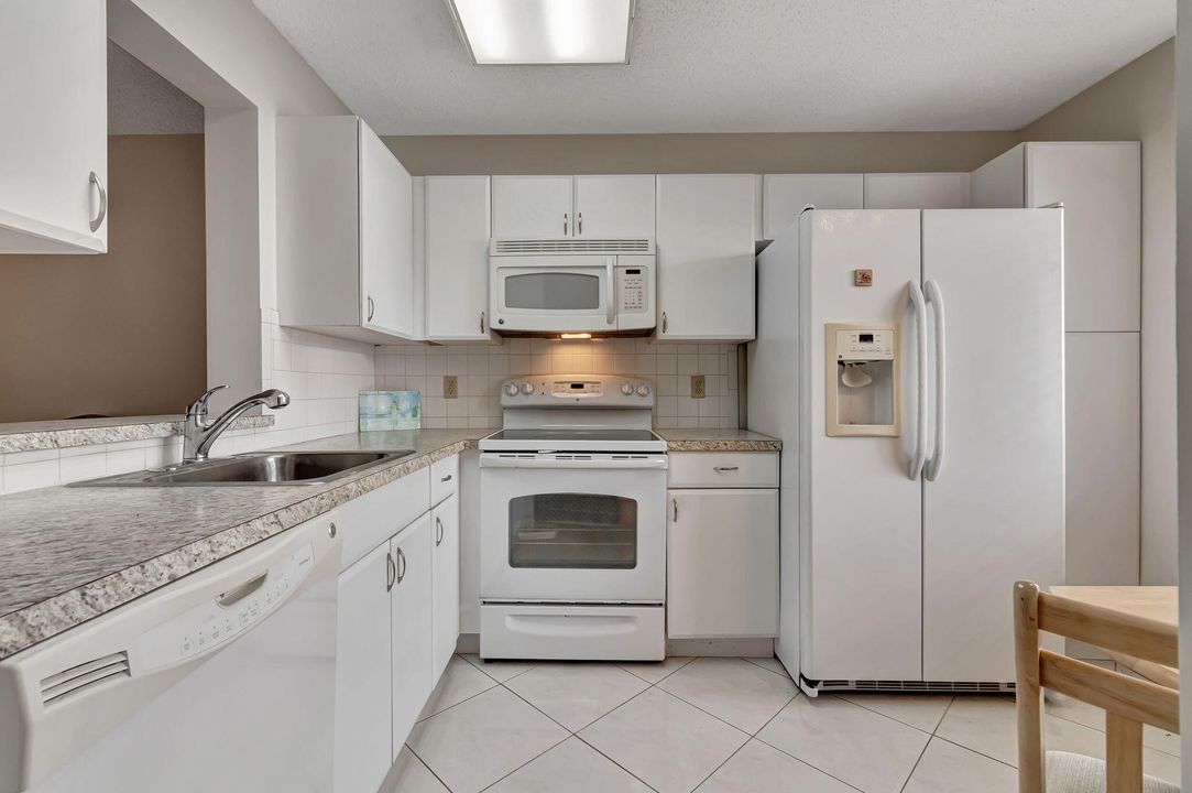 For Sale: $105,000 (2 beds, 2 baths, 990 Square Feet)