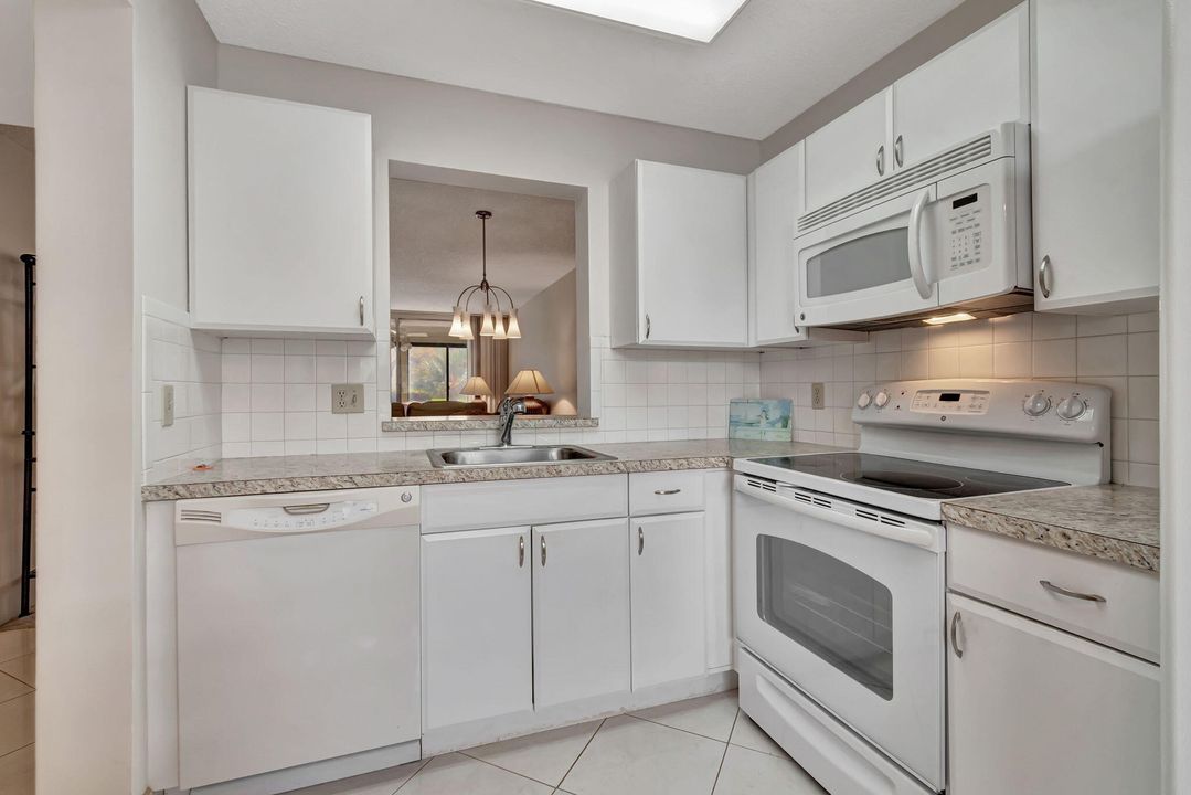 For Sale: $105,000 (2 beds, 2 baths, 990 Square Feet)
