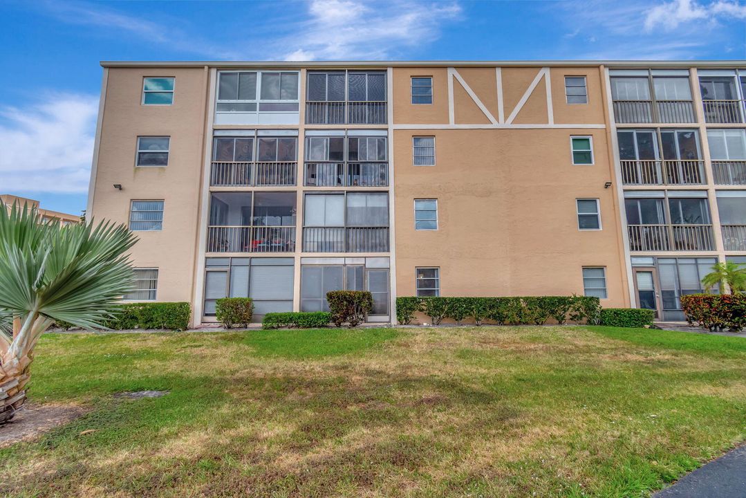 For Sale: $105,000 (2 beds, 2 baths, 990 Square Feet)