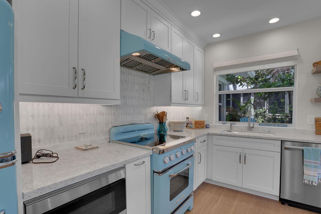 合同活跃: $15,000 (2 贝兹, 2 浴室, 1068 平方英尺)