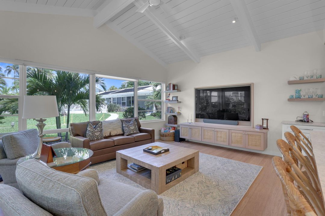 合同活跃: $15,000 (2 贝兹, 2 浴室, 1068 平方英尺)