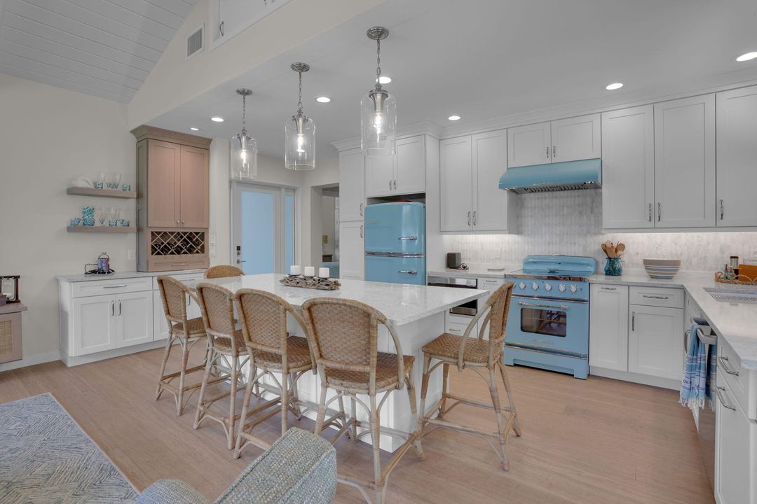 合同活跃: $15,000 (2 贝兹, 2 浴室, 1068 平方英尺)