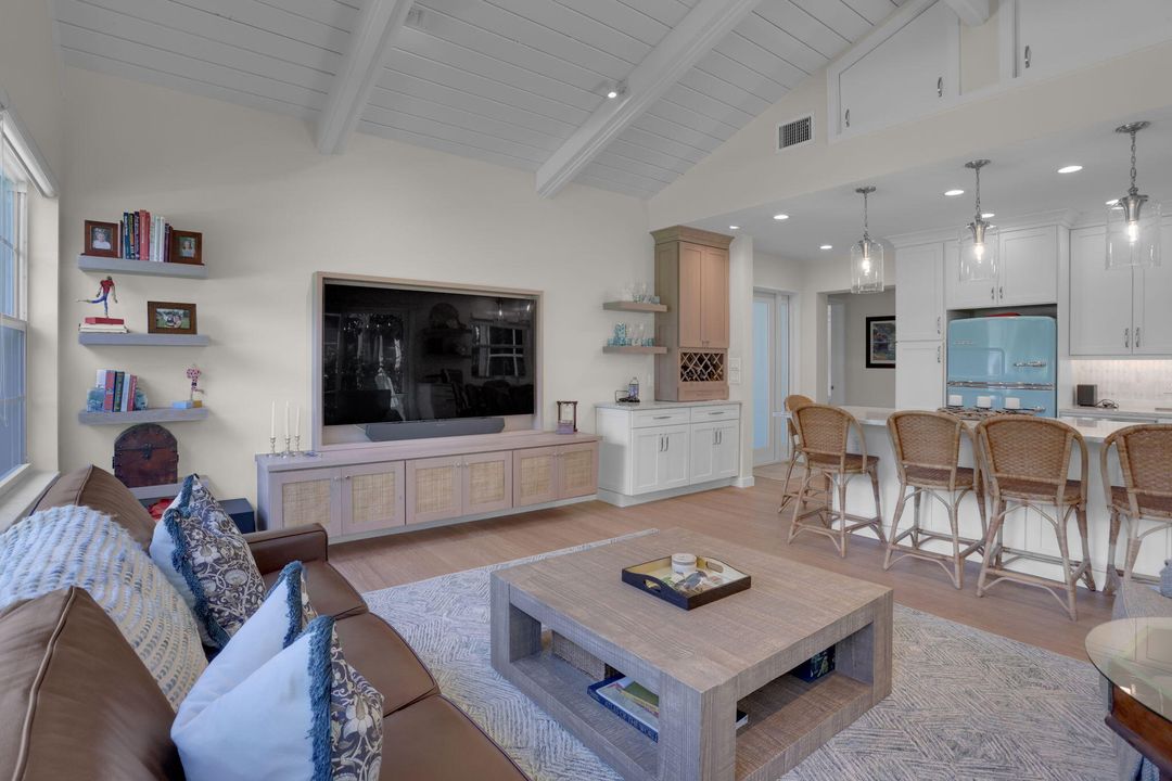 合同活跃: $15,000 (2 贝兹, 2 浴室, 1068 平方英尺)