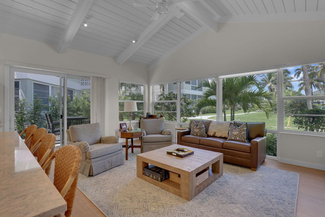 合同活跃: $15,000 (2 贝兹, 2 浴室, 1068 平方英尺)