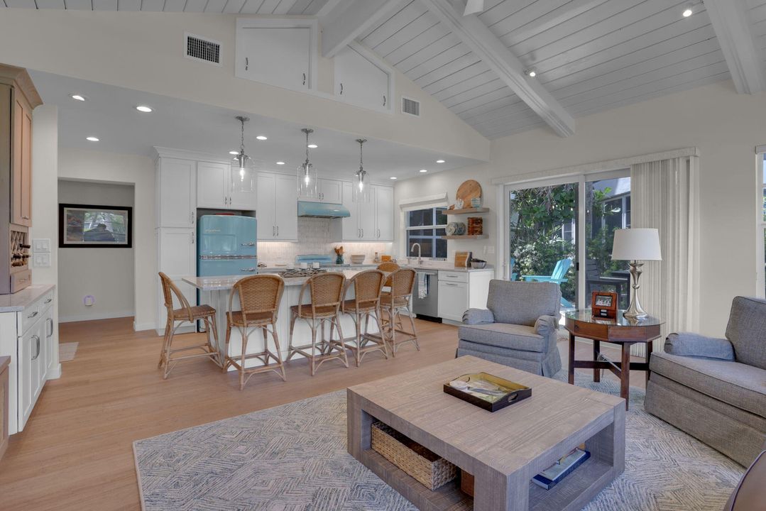 合同活跃: $15,000 (2 贝兹, 2 浴室, 1068 平方英尺)