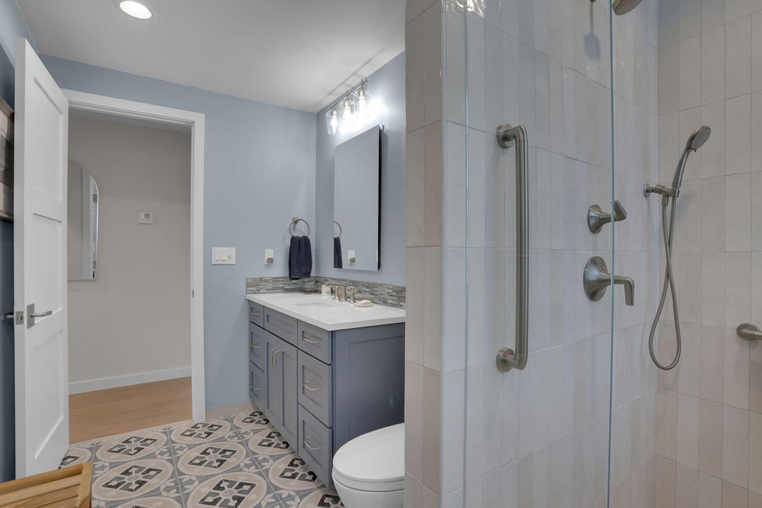 合同活跃: $15,000 (2 贝兹, 2 浴室, 1068 平方英尺)